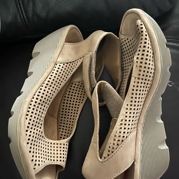 Clarks Women's Tan Peep Toe Shoes - Picture 4 of 6